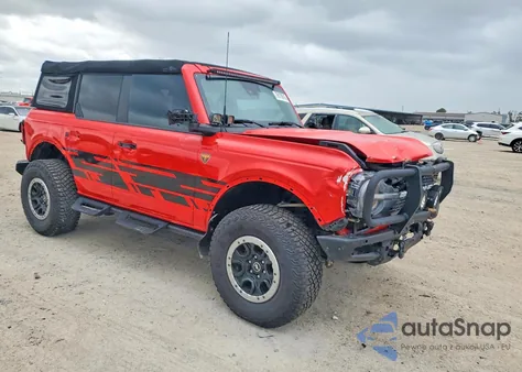 2023 Ford Bronco Base z USA, uszkodzony, nr VIN 1FMEE5DH8PLB33825